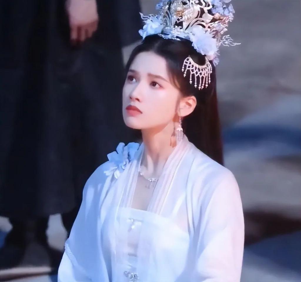 当肖战跟张婧仪站在一起，我才彻底明白，什么叫顶级骨相