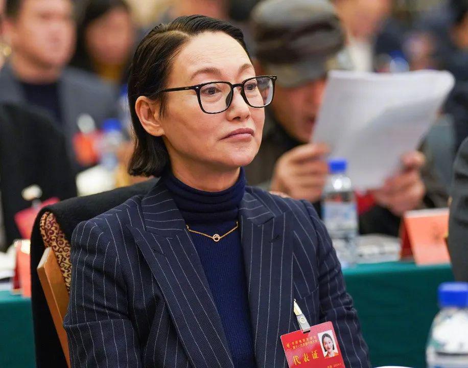 真生图来了！众星出席影协代表大会，周冬雨易烊千玺周迅状态曝光