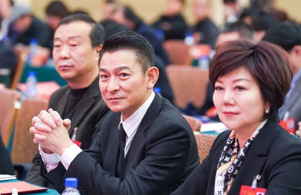 真生图来了！众星出席影协代表大会，周冬雨易烊千玺周迅状态曝光