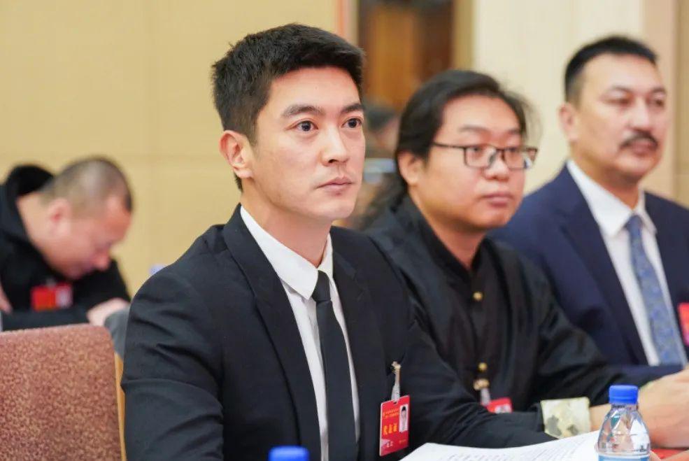 真生图来了！众星出席影协代表大会，周冬雨易烊千玺周迅状态曝光