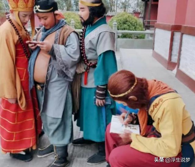 电视剧中演员只露上半身的时候，演员下半身藏着什么秘密？