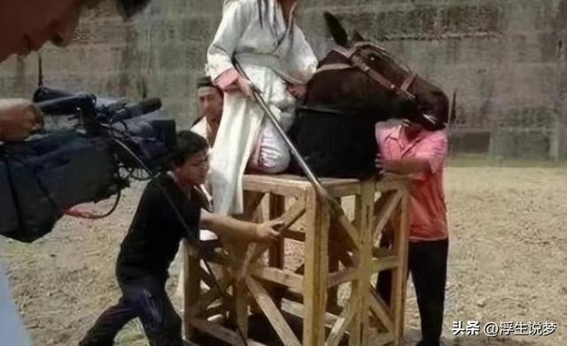 电视剧中演员只露上半身的时候，演员下半身藏着什么秘密？