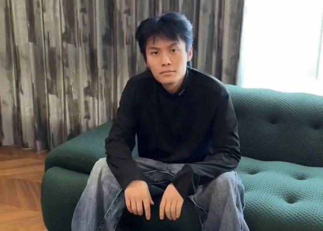 欠的电影票能补上了！周星驰进军微短剧，与小杨哥合影引猜测
