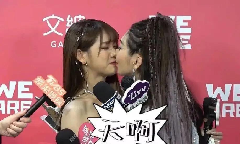 当众和女儿“热吻”长达20秒：没有边界感的父母真可怕