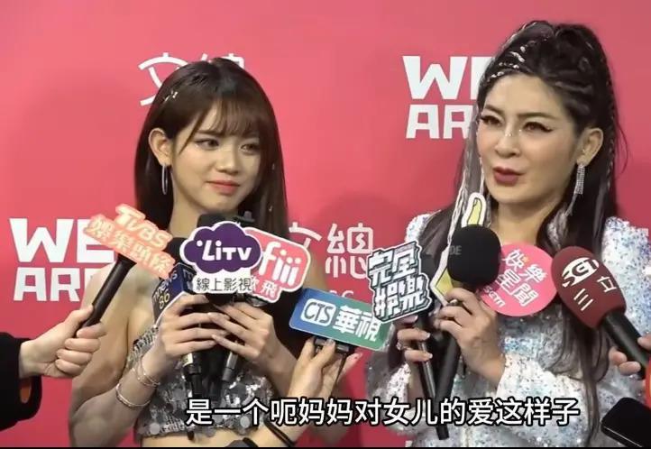 当众和女儿“热吻”长达20秒：没有边界感的父母真可怕