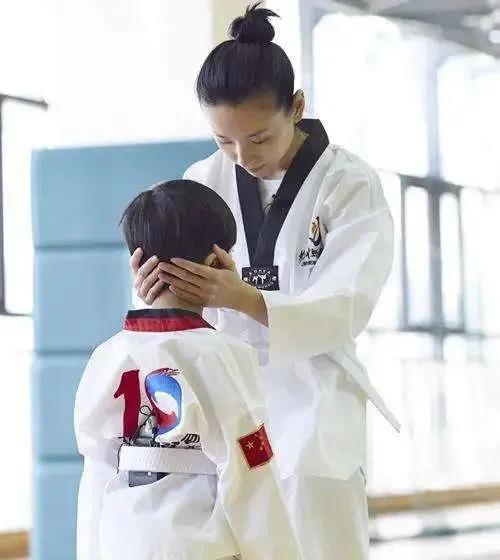 当众和女儿“热吻”长达20秒：没有边界感的父母真可怕