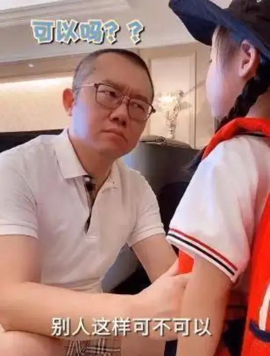 当众和女儿“热吻”长达20秒：没有边界感的父母真可怕