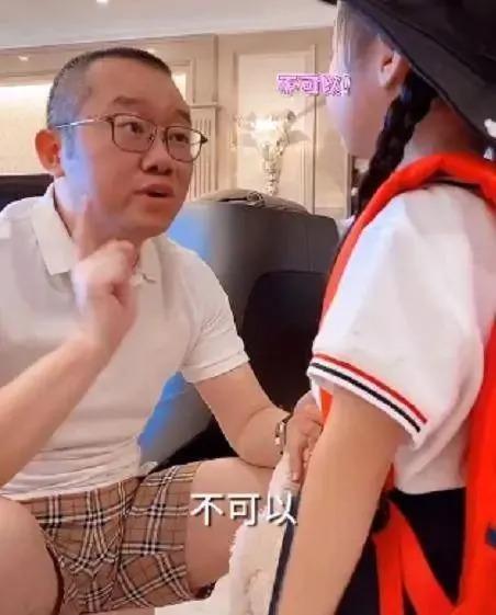 当众和女儿“热吻”长达20秒：没有边界感的父母真可怕