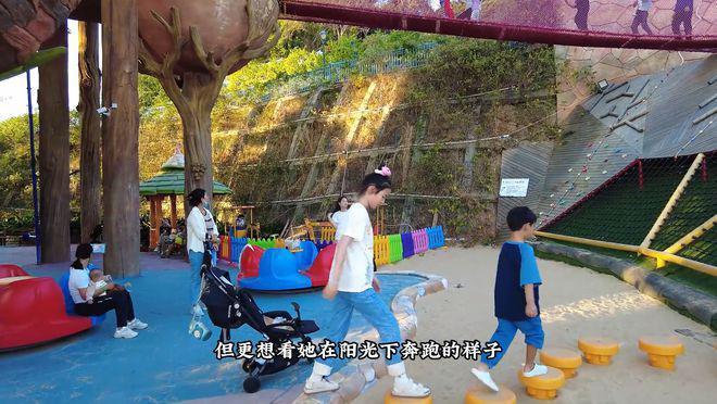 黄奕和女儿开心出游，11岁铛铛颜值变化大，获赞高级脸