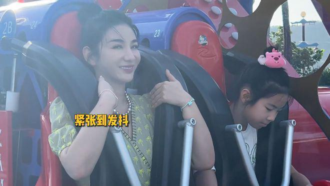 黄奕和女儿开心出游，11岁铛铛颜值变化大，获赞高级脸