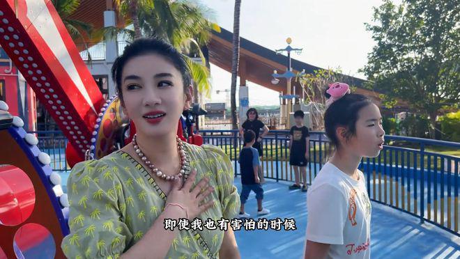 黄奕和女儿开心出游，11岁铛铛颜值变化大，获赞高级脸