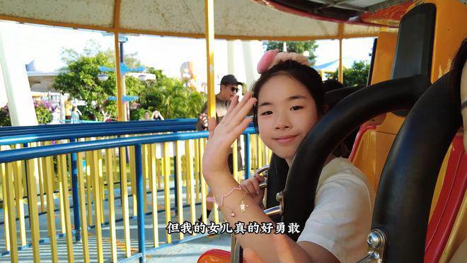 黄奕和女儿开心出游，11岁铛铛颜值变化大，获赞高级脸