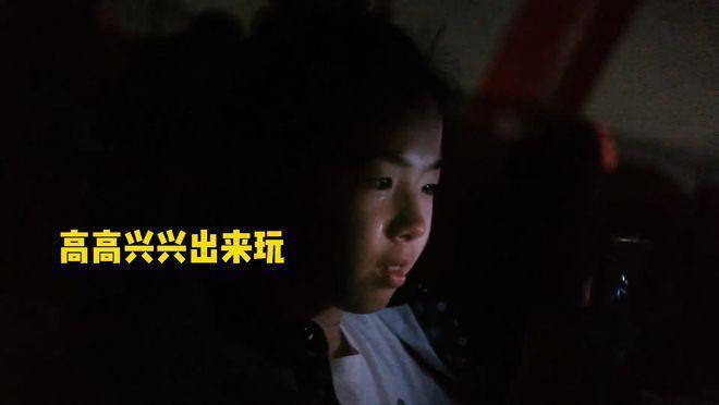 黄奕和女儿开心出游，11岁铛铛颜值变化大，获赞高级脸