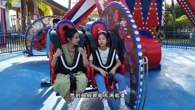 黄奕和女儿开心出游，11岁铛铛颜值变化大，获赞高级脸