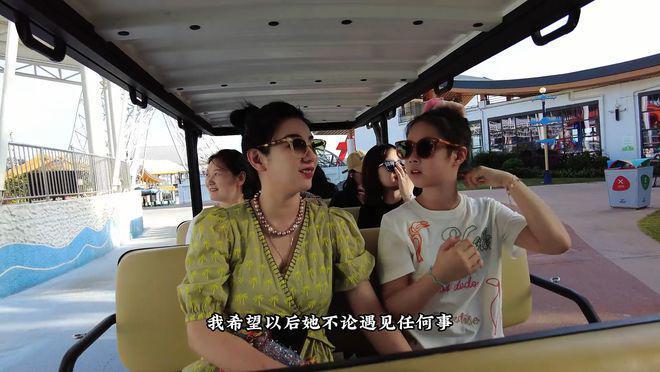 黄奕和女儿开心出游，11岁铛铛颜值变化大，获赞高级脸