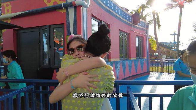 黄奕和女儿开心出游，11岁铛铛颜值变化大，获赞高级脸