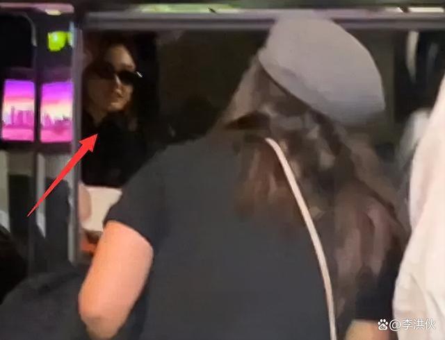 同因疯马秀事件被封，如今杨颖高调复出，张嘉倪仍无动静