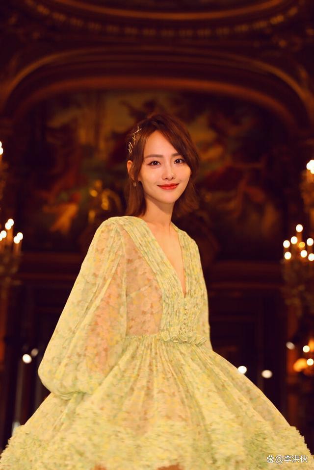 同因疯马秀事件被封，如今杨颖高调复出，张嘉倪仍无动静