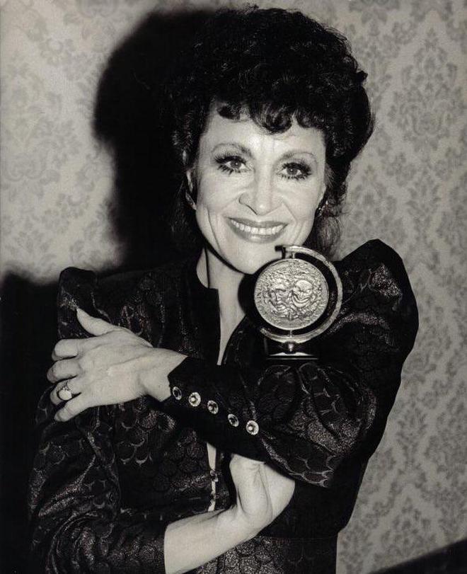 好莱坞女演员奇塔·里维拉短暂患病后去世，众星悼念