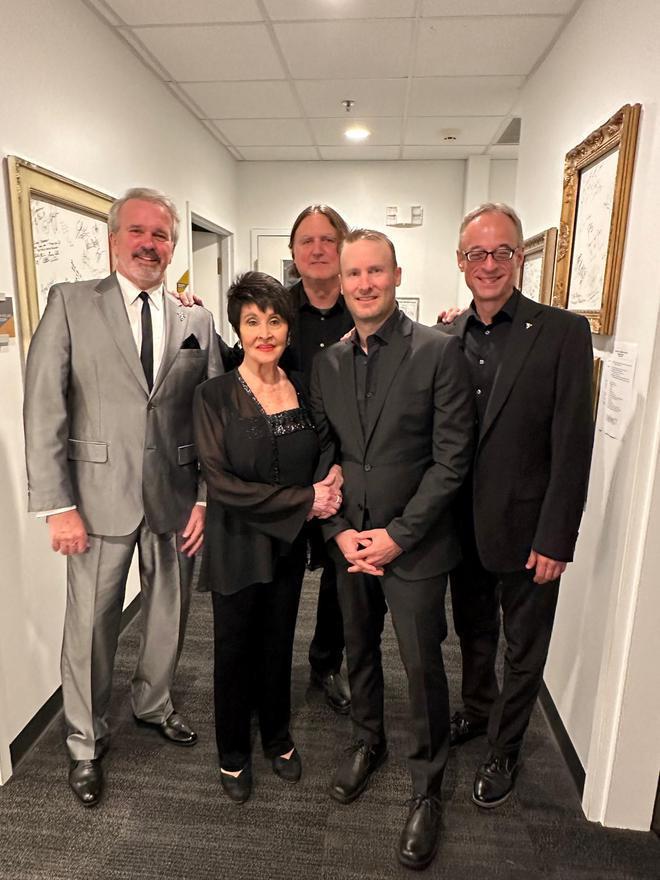 好莱坞女演员奇塔·里维拉短暂患病后去世，众星悼念