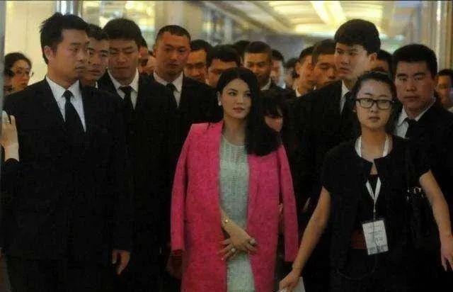 看了港星的生活现状，再看内地明星现状