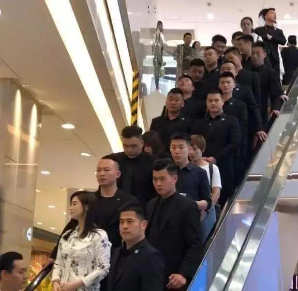 看了港星的生活现状，再看内地明星现状