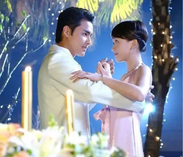 “丑小鸭”翻盘！她在成为“偶像剧女王”前，是什么样子？