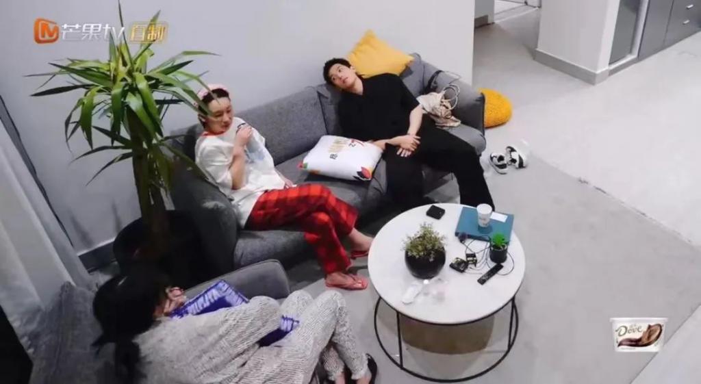 天呐，他盯着她笑的样子很不清白诶…