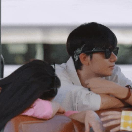 天呐，他盯着她笑的样子很不清白诶…