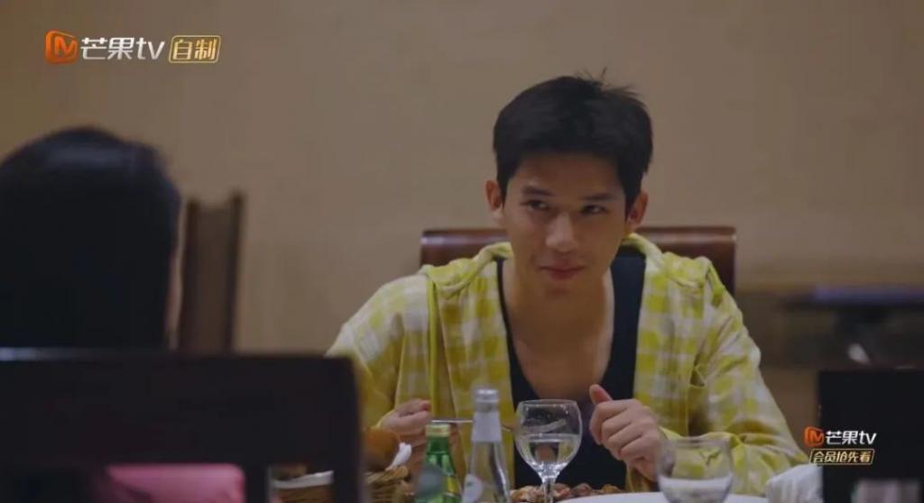 天呐，他盯着她笑的样子很不清白诶…