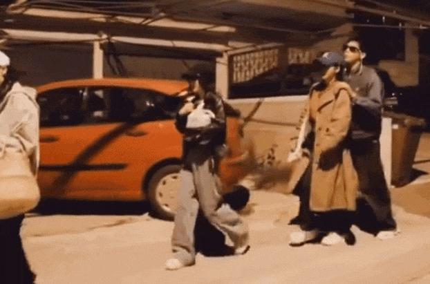 天呐，他盯着她笑的样子很不清白诶…