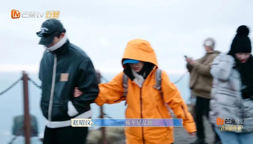 天呐，他盯着她笑的样子很不清白诶…