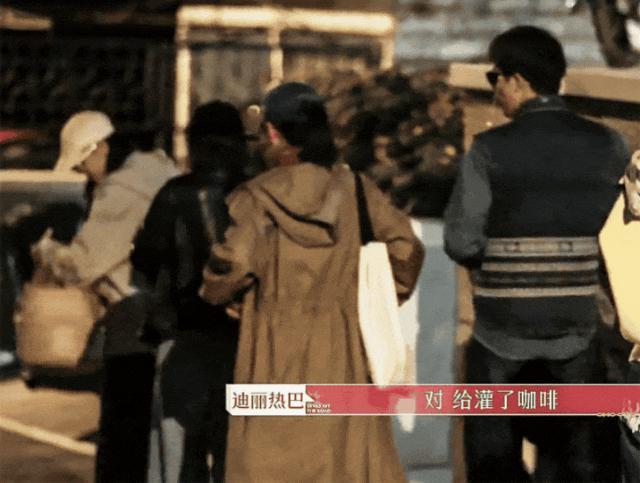 天呐，他盯着她笑的样子很不清白诶…