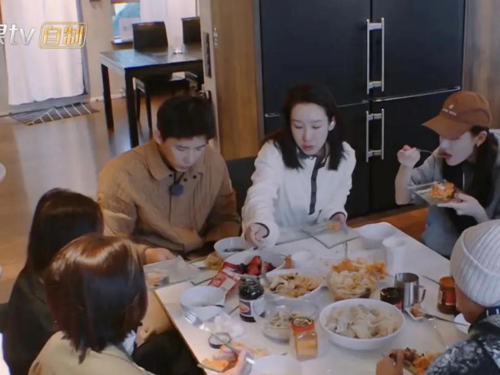 天呐，他盯着她笑的样子很不清白诶…