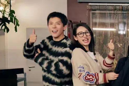 天呐，他盯着她笑的样子很不清白诶…