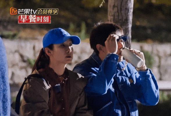 天呐，他盯着她笑的样子很不清白诶…