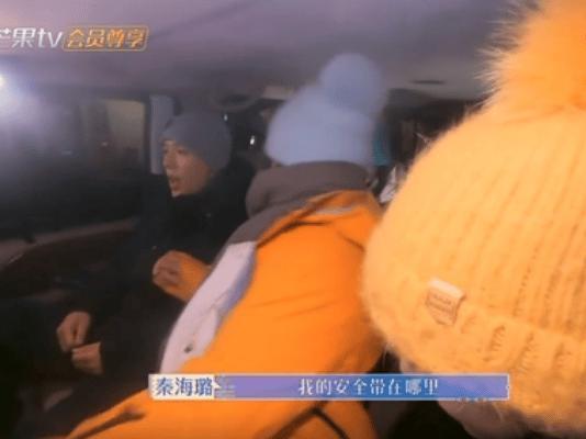 天呐，他盯着她笑的样子很不清白诶…