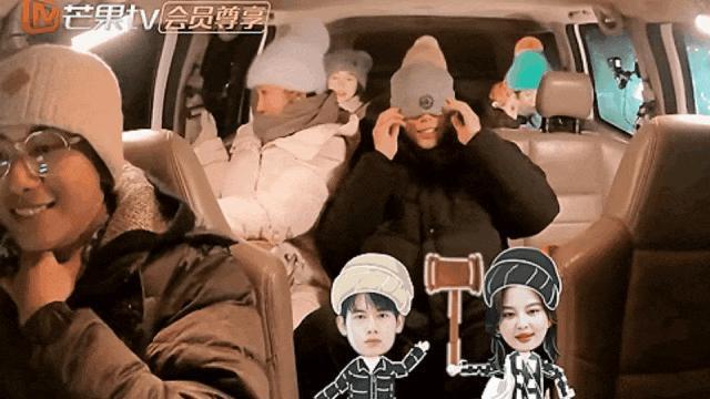 天呐，他盯着她笑的样子很不清白诶…