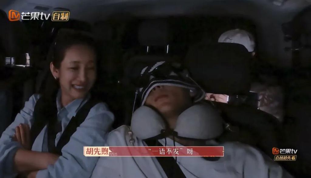 天呐，他盯着她笑的样子很不清白诶…