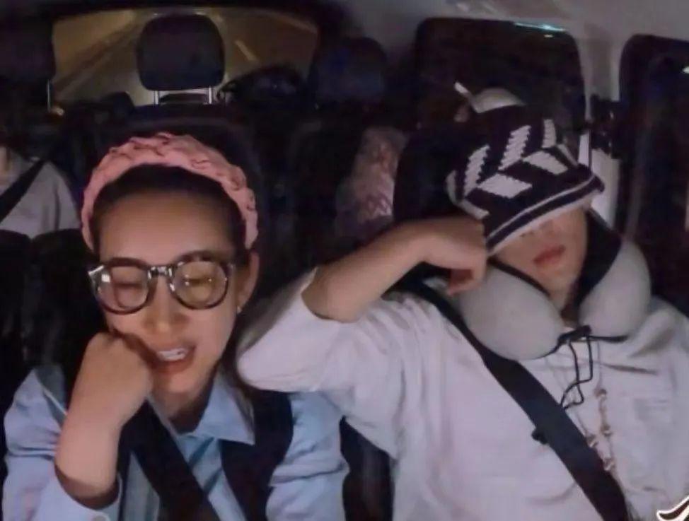 天呐，他盯着她笑的样子很不清白诶…