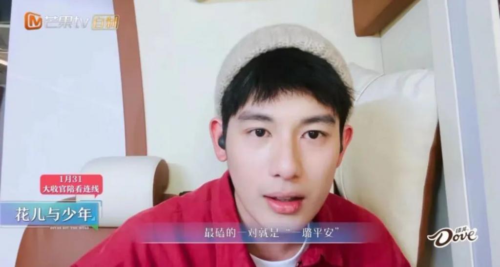 天呐，他盯着她笑的样子很不清白诶…