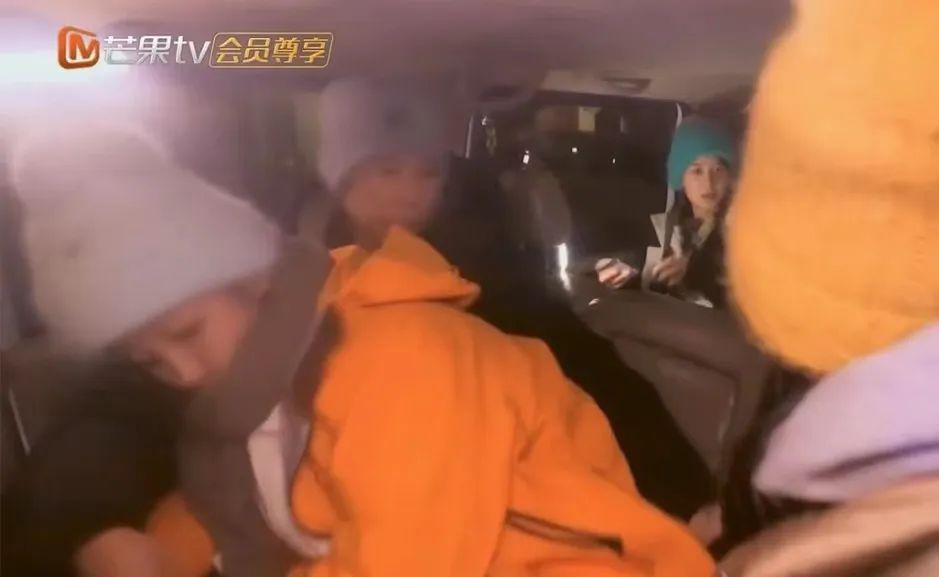 天呐，他盯着她笑的样子很不清白诶…