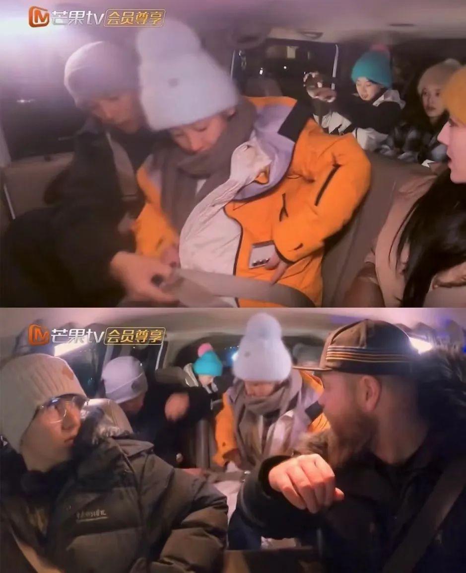 天呐，他盯着她笑的样子很不清白诶…