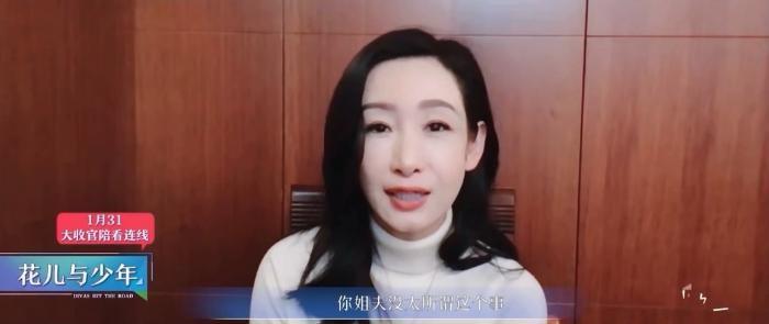 天呐，他盯着她笑的样子很不清白诶…