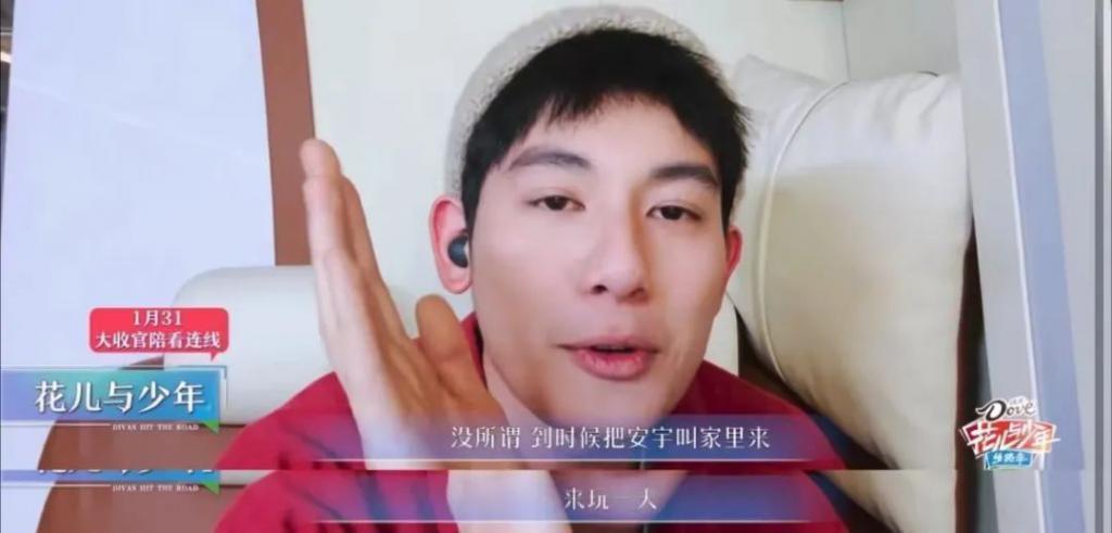 天呐，他盯着她笑的样子很不清白诶…