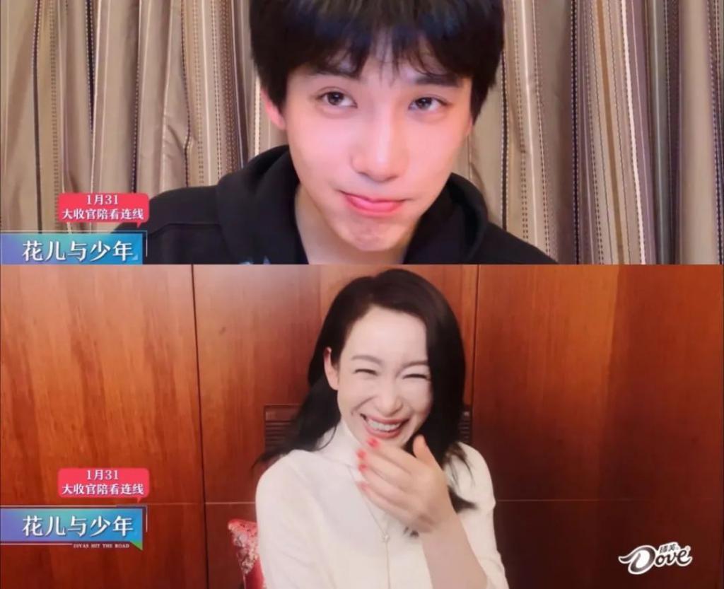 天呐，他盯着她笑的样子很不清白诶…