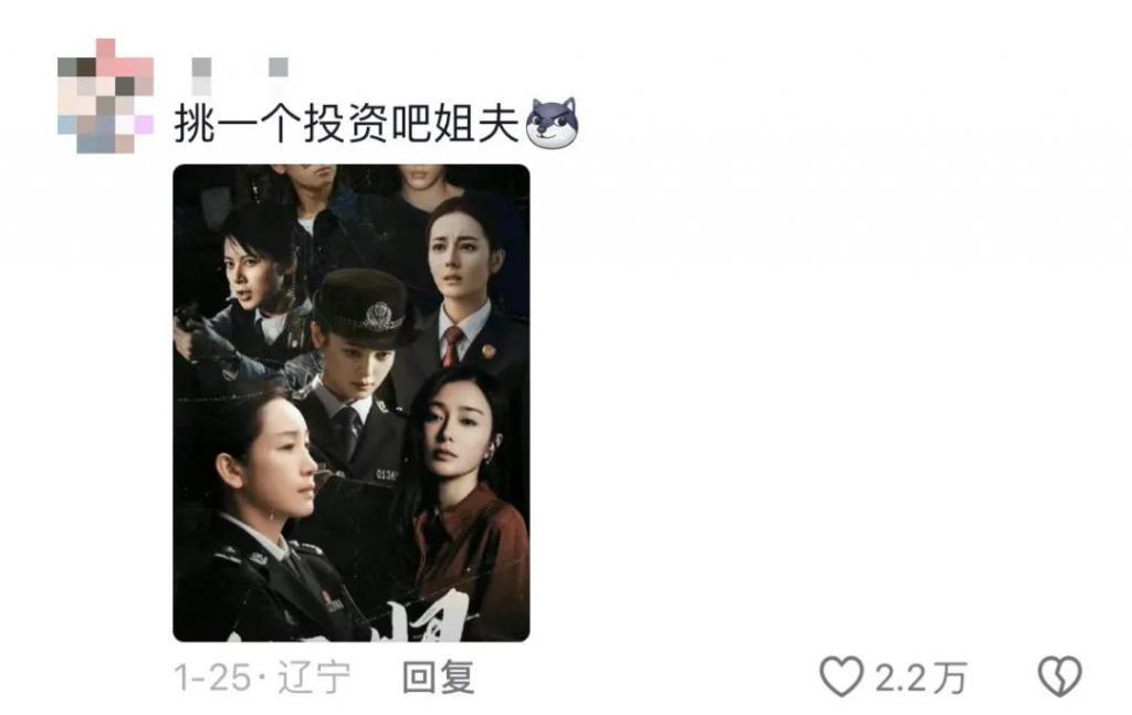 天呐，他盯着她笑的样子很不清白诶…