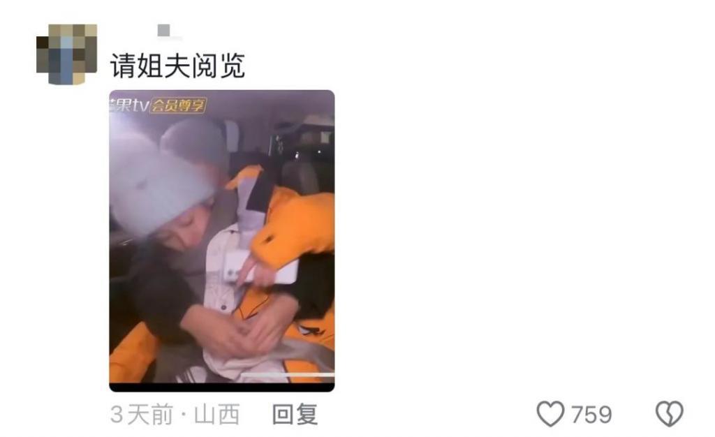 天呐，他盯着她笑的样子很不清白诶…