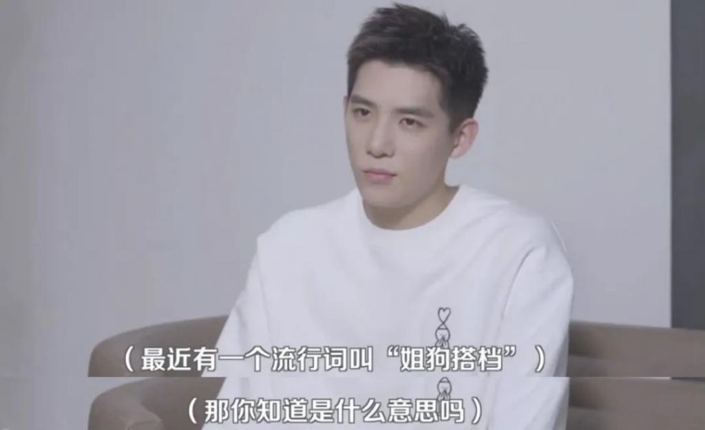 天呐，他盯着她笑的样子很不清白诶…