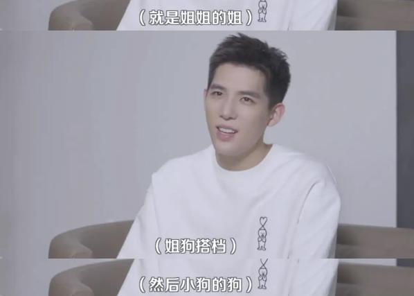 天呐，他盯着她笑的样子很不清白诶…